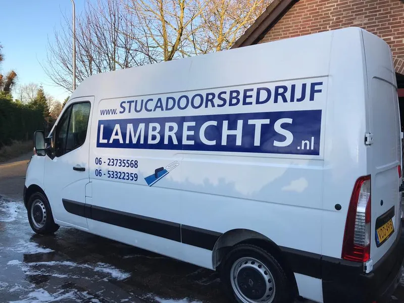Witte bestelbus met blauwe belettering, telefoonnummers en stukadoorsgereedschap-icoon