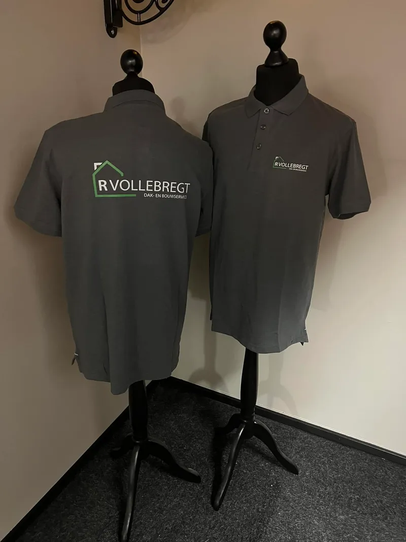 Twee grijze polo's op paspoppen met groen-wit logo op rug en borst