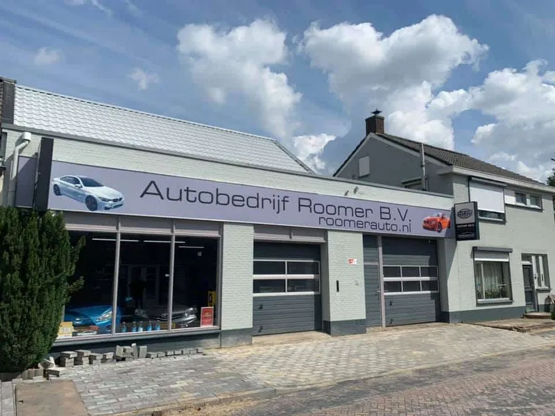 Garagepand schuin gefotografeerd met lang gevelbord en uithangbord