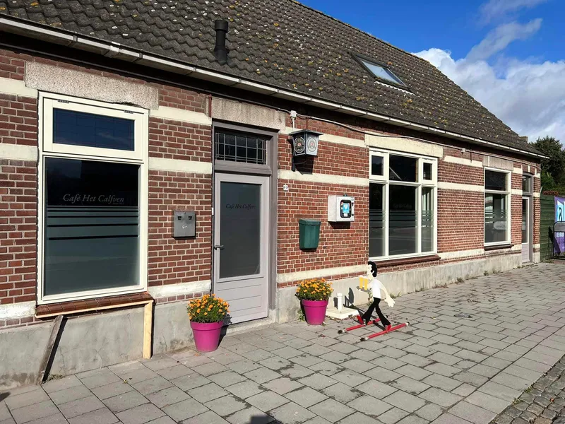 Café in oud pand met matglasfolie en naam op ramen en deur