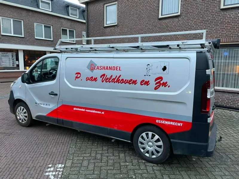 Zilvergrijze bestelbus met rode belettering, illustratie en rode onderrand