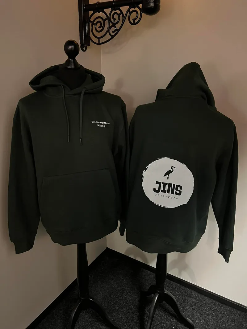 Twee donkergroene hoodies met witte borsttekst en rond logo met reiger op de rug