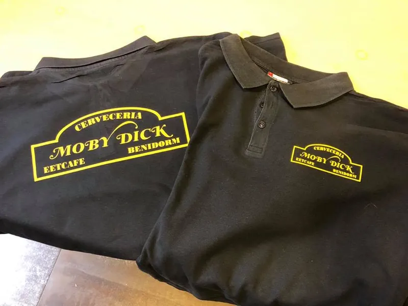 Twee zwarte polo's met geel logo op borst en rug