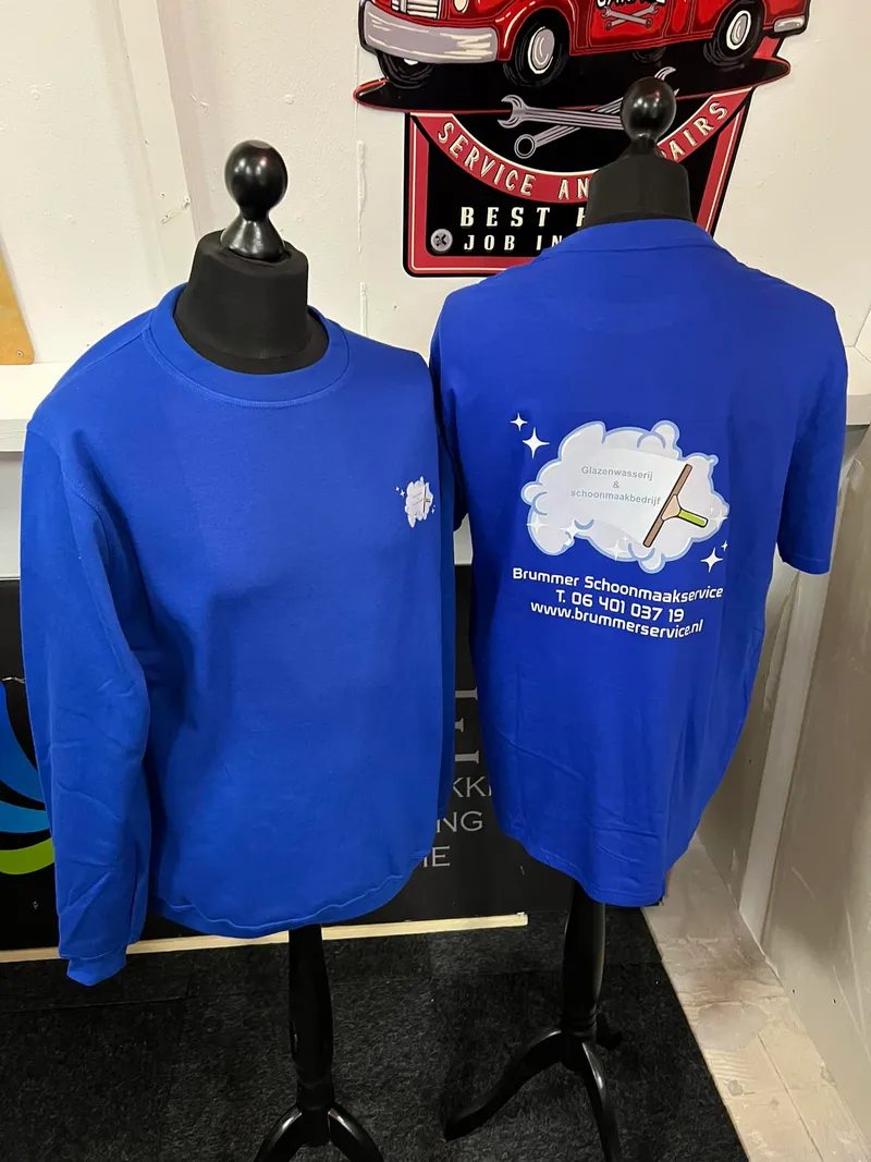 Blauwe sweater en T-shirt op paspoppen met wolkenlogo en contactgegevens op de rug