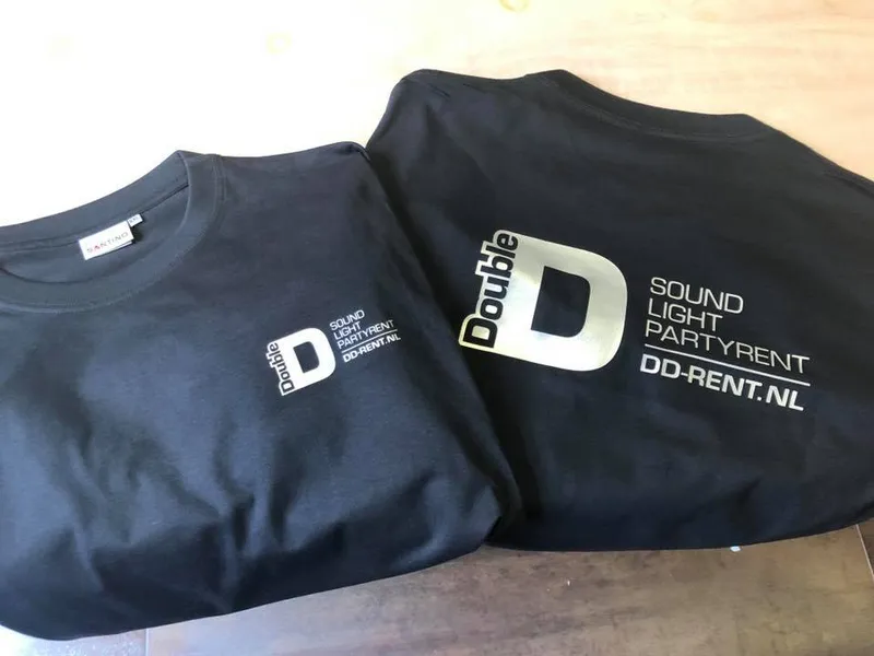 Twee zwarte T-shirts met zilverkleurig logo op borst en rug