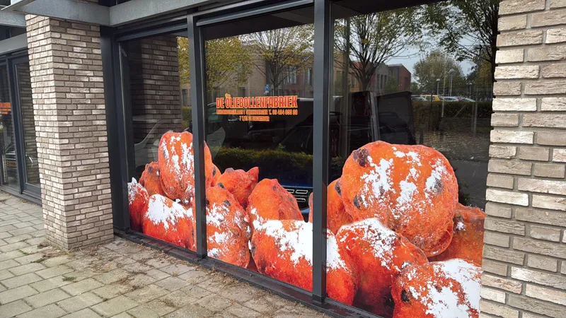 Winkelruiten met grote print van oliebollen met poedersuiker en oranje belettering