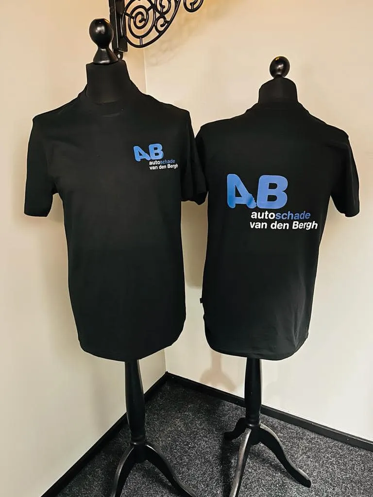 Twee zwarte T-shirts op paspoppen met blauw-wit logo op borst en rug