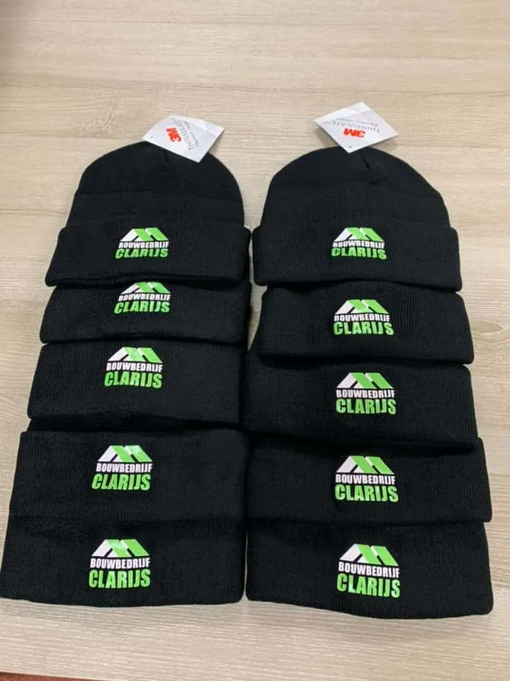 Tien zwarte mutsen met geborduurd groen-wit logo