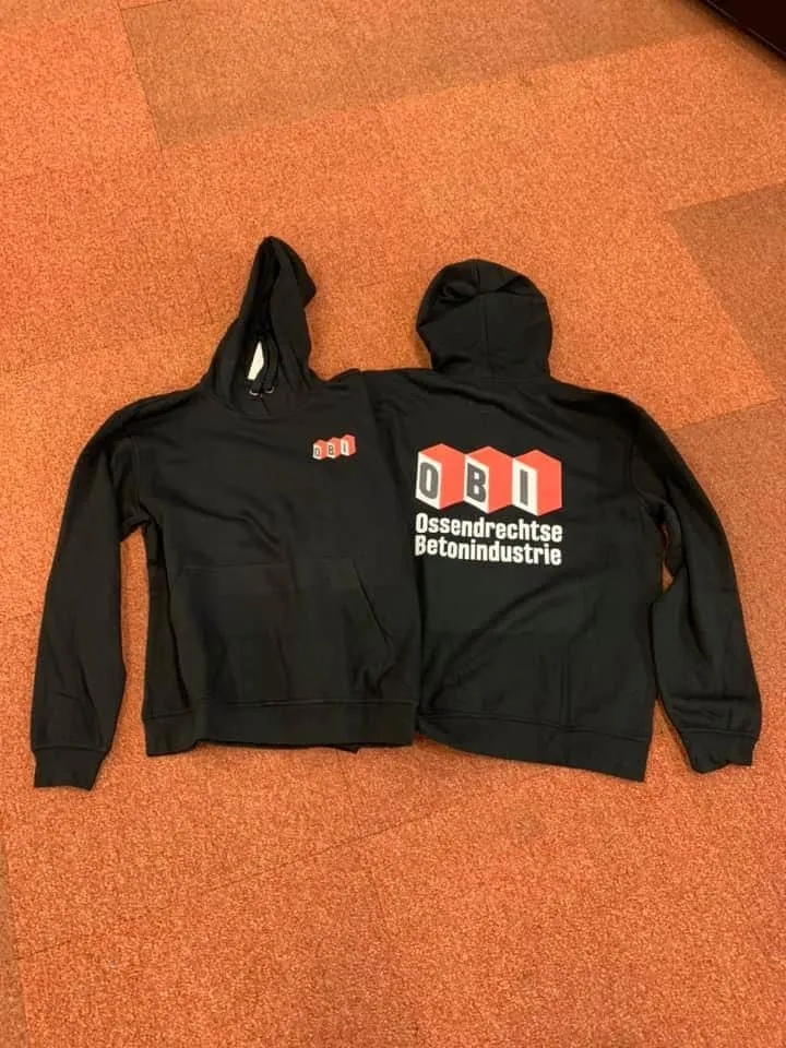 Twee zwarte hoodies met klein logo op de borst en groot logo op de rug