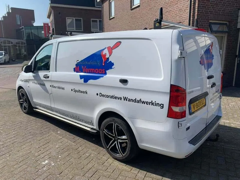Witte bestelbus met blauw-rood kwastlogo en opsomming van diensten