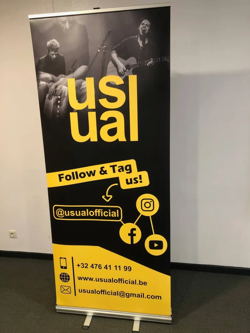 Zwart-gele roll-up banner met bandfoto, social media en contactgegevens