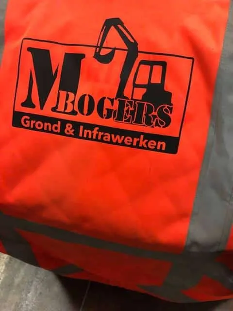 Oranje veiligheidsjas met zwart bedrukt logo met graafmachine