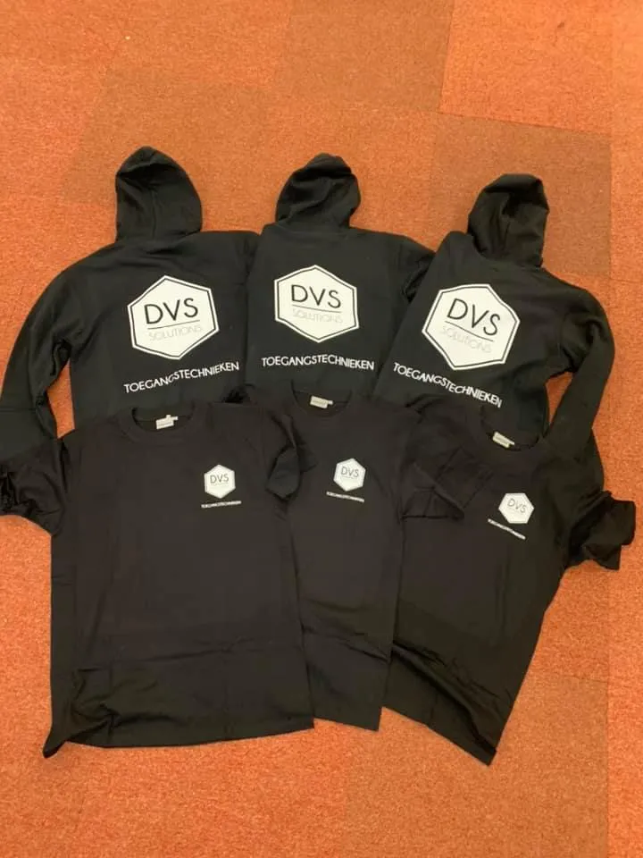 Drie zwarte hoodies en drie T-shirts met wit logo op rug en borst