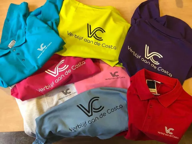 Stapel polo's in verschillende kleuren met bedrukt logo